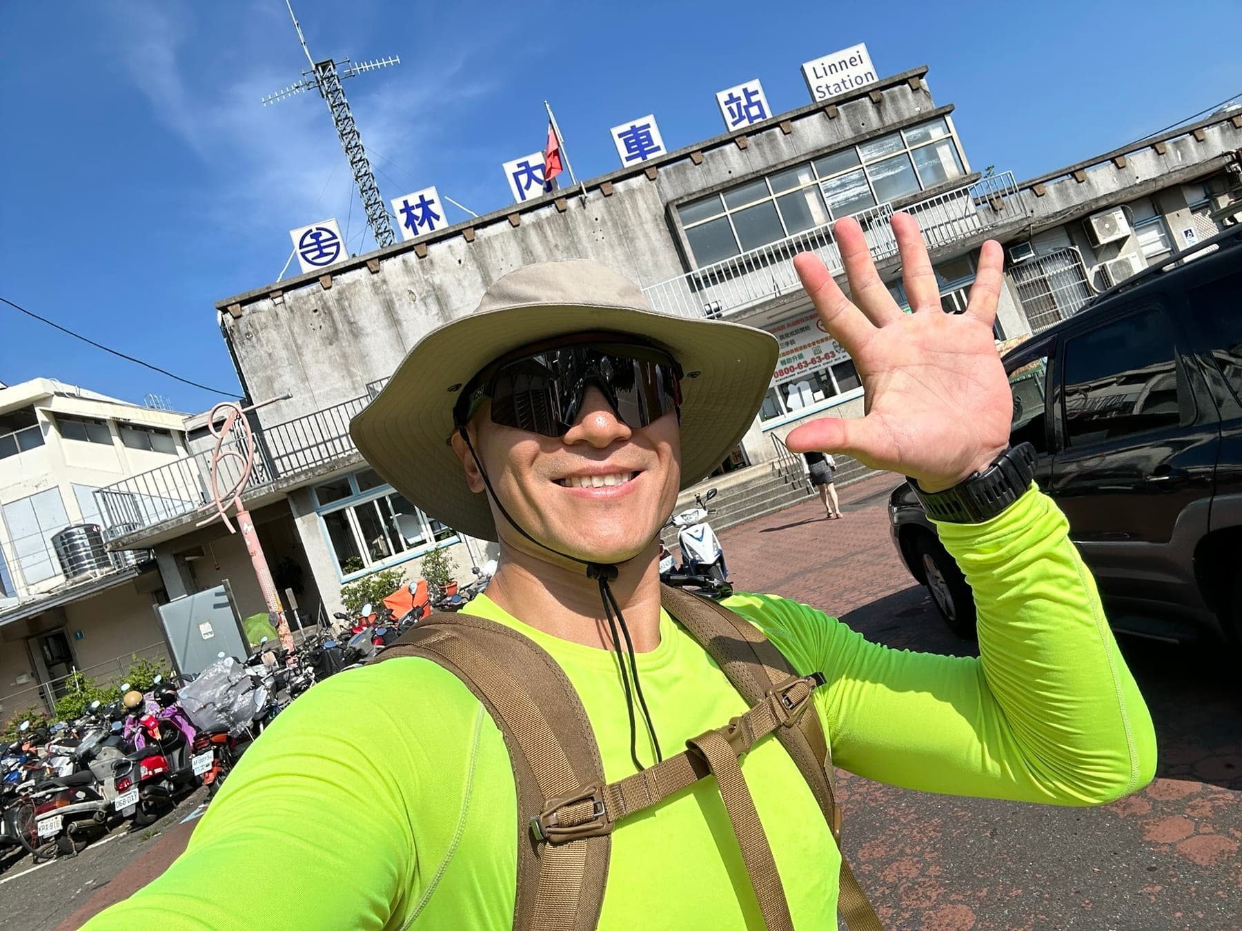 站主在林內車站前的走訪紀錄照,張開整隻手掌代表第 5 站