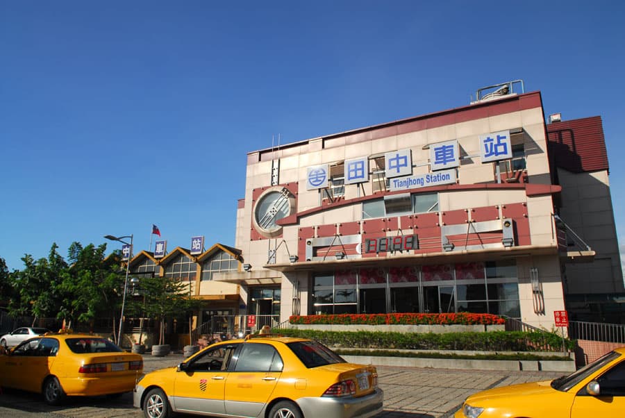 田中站站體與站前計程車(2007 年)