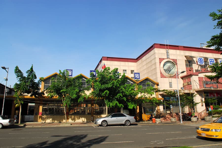 新舊田中站並存(2007 年)— 跨站式新站房 2003 落成,舊站房一度保留並列